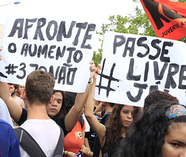 Estudantes protestam após Firmino confirmar reajuste
