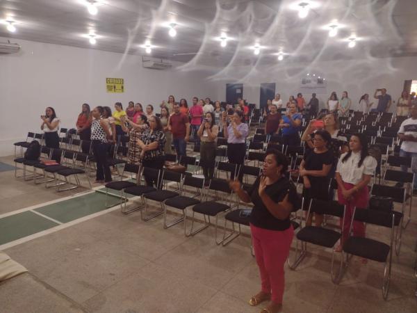 Floriano sedia Conferência Intermunicipal de Educação