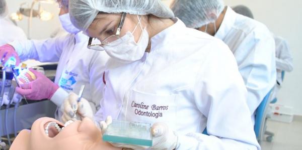 Acad&ecirc;micos do curso de Odontologia da FAESF realizam atividades pr&aacute;ticas em laborat&oacute;rio.(Imagem:FAESF )
