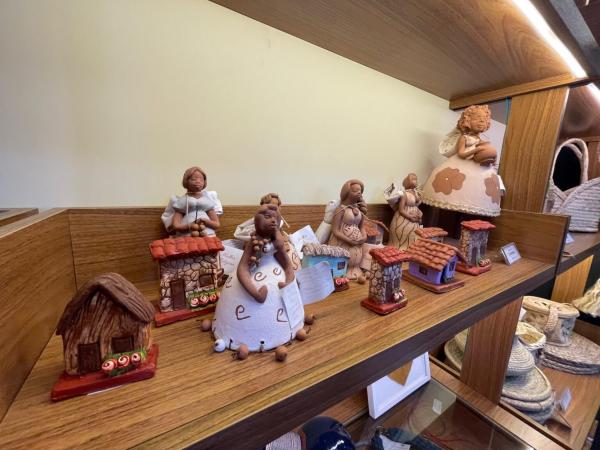 Selo valoriza trabalho de artesãos e reconhece lojistas da Central de Artesanato Mestre Dezinho