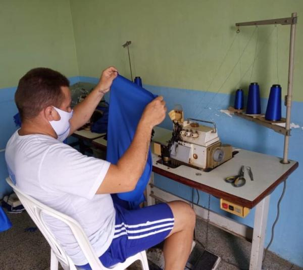 No ateli&ecirc; de costura na unidade penal j&aacute; foram produzidos cerca de 650 m&aacute;scaras, 450 shorts e 550 camisas de fardamento.(Imagem:Divulga&ccedil;&atilde;o)