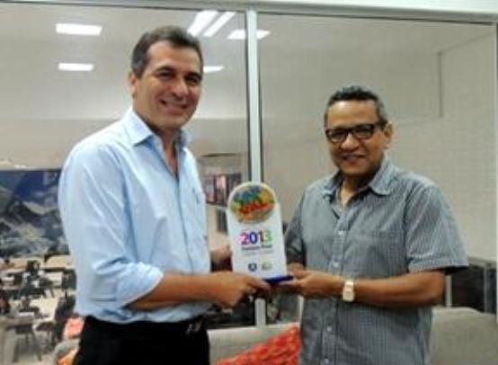 Prefeito de Floriano recebe troféu de melhor Carnaval do PI