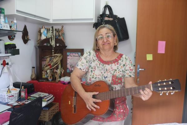 Ela diz que deixou de tocar viol&atilde;o ap&oacute;s as proibi&ccedil;&otilde;es do marido.(Imagem:Maria Romero/G1)