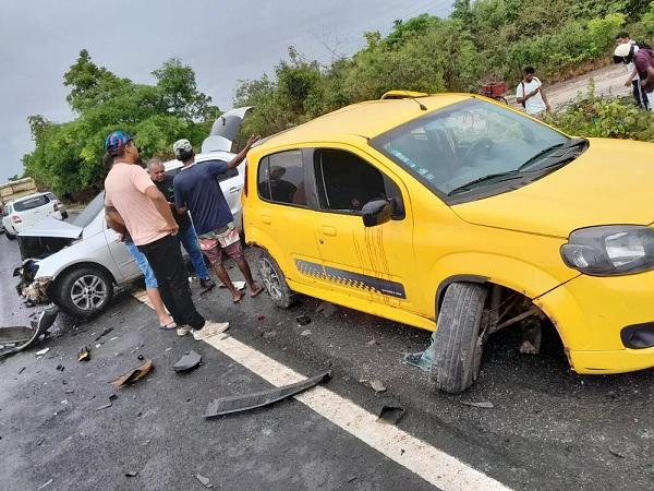 Uma pessoa morre e três ficam feridas em colisão de dois carros na BR-343 em Buriti dos Lopes