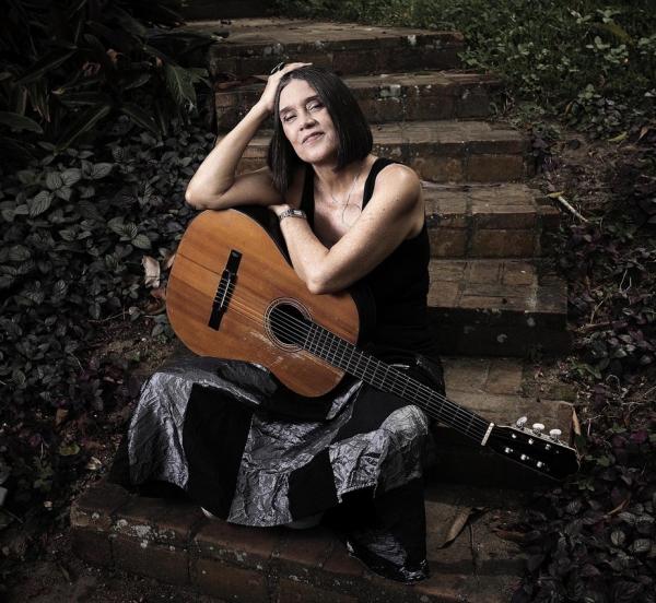 Joyce Moreno tem editado no Brasil álbum em que percorre mares e terras de Dorival Caymmi