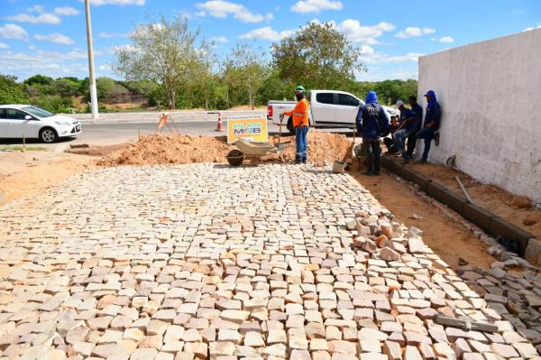 Vereadores de Floriano acompanham visita a obras em andamento na cidade.(Imagem:CMF)