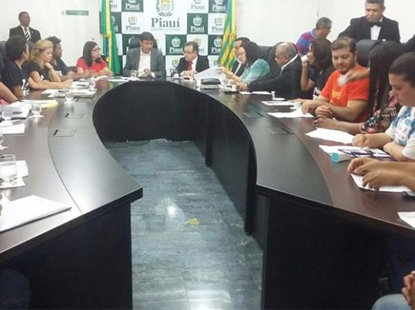 Governo recebe alunos e professores da Uespi, mas impasse continua
