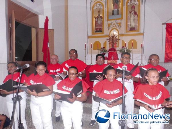 Crian&ccedil;as e jovens receberam a Primeira Eucaristia em Floriano.(Imagem:FlorianoNews)