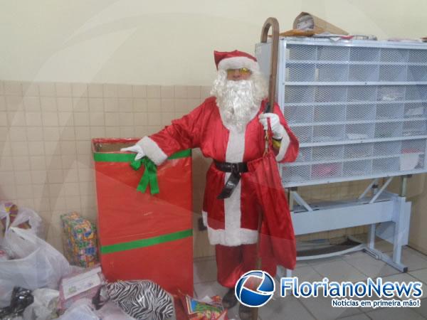 Crian&ccedil;as recebem primeiros presentes do Papai Noel dos Correios em Floriano.(Imagem:FlorianoNews)