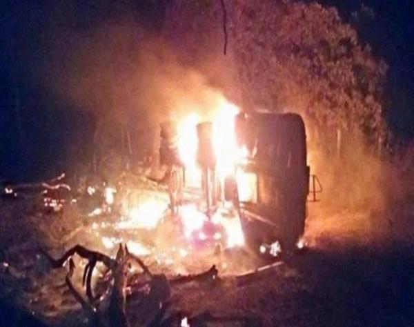 Caminh&atilde;o tanque capota, pega fogo e motorista morre carbonizado na BR-343.(Imagem:Cidadeverde.com)