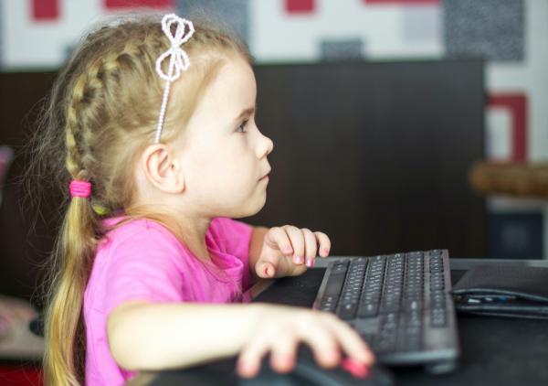 Mais de 60% das fam&iacute;lias de crian&ccedil;as na escola p&uacute;blica afirmam n&atilde;o ter acesso &agrave; internet, ou ter baixa qualidade do na conex&atilde;o, o que dificulta as atividades remotas, aponta pesqui(Imagem:Bermix Studio / Unsplash)