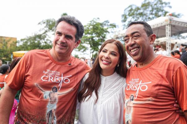 No Domingo de Páscoa, Joel e Ciro participam de procissão no meio da multidão no Centro de Teresina(Imagem:Ascom)