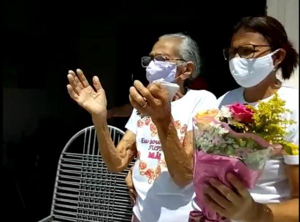 Idosa de 93 anos se emociona com surpresa de Dia das Mães