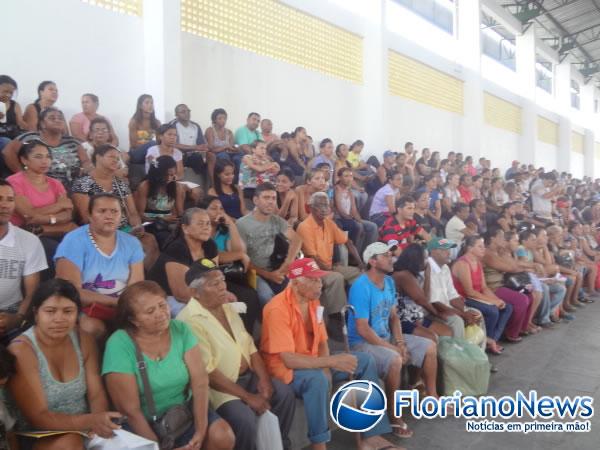 Fam&iacute;lias contempladas no programa ''Minha Casa Minha Vida'' assinam contratos.(Imagem:FlorianoNews)
