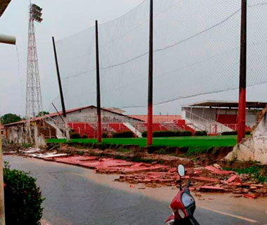 Chuva derruba muro de estádio e ameaça semifinal em Piripiri
