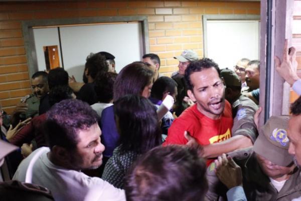 Servidores continuam protestos na Alepi e chamam de "PEC da maldade"