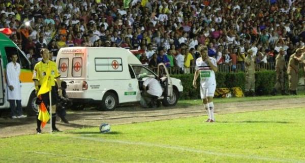 J&uacute;nior Xuxa, meia do River-PI, em cobran&ccedil;a de falta.(Imagem:Abdias Bideh )