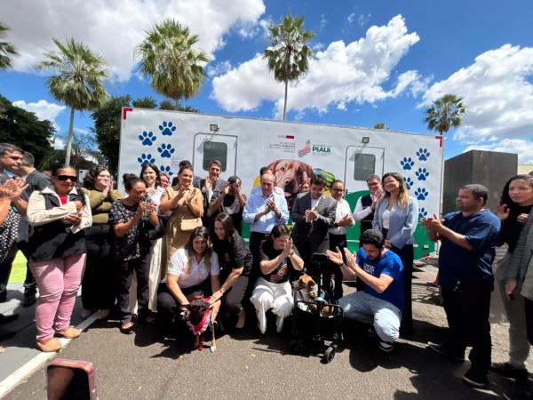 Ônibus da Castração inicia atendimentos e amplia cuidado com cães e gatos no Piauí