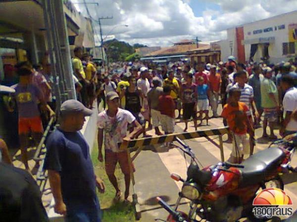  Popula&ccedil;&atilde;o cercou a ag&ecirc;ncia ap&oacute;s o ocorrido.(Imagem: Richarle Tuira)