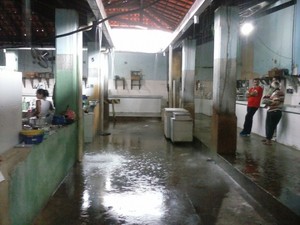 Com obra parada há 2 anos, feirantes enfrentam transtorno em Piripiri