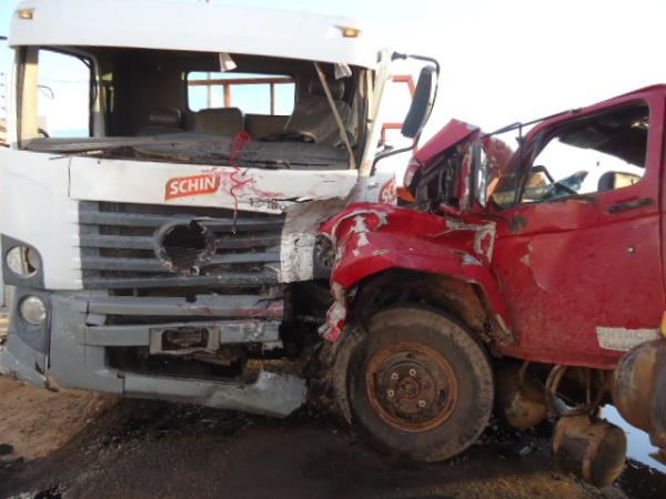Acidente entre caminhões deixa quatro pessoas feridas em Floriano