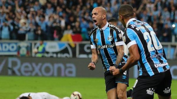 Após ter Geromel expulso, Grêmio marca duas vezes e vence o Libertad na Arena