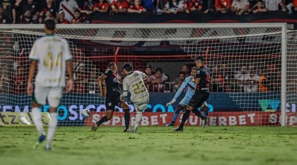Palmeiras vence Atlético-GO e assume liderança do Brasileirão