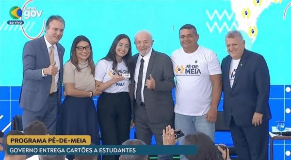 Estudante piauiense participa do anúncio do pagamento da primeira parcela do programa Pé-de-Meia