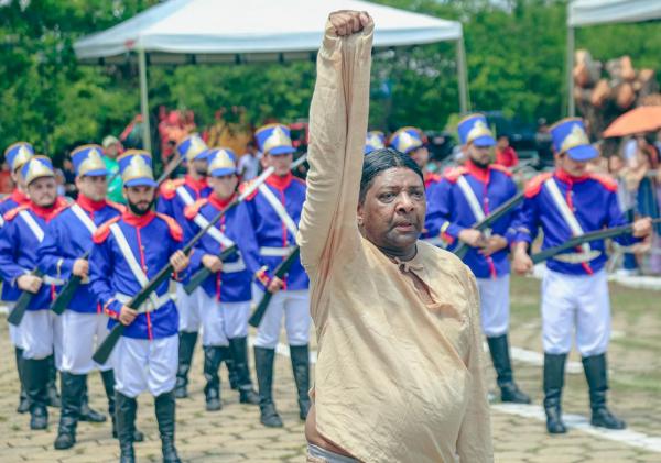 Apresentação reuniu cerca de 110 artistas e utilizou elementos de ficção científica para apresentar fatos históricos do confronto ocorrido em 1823.(Imagem:João Allbert)