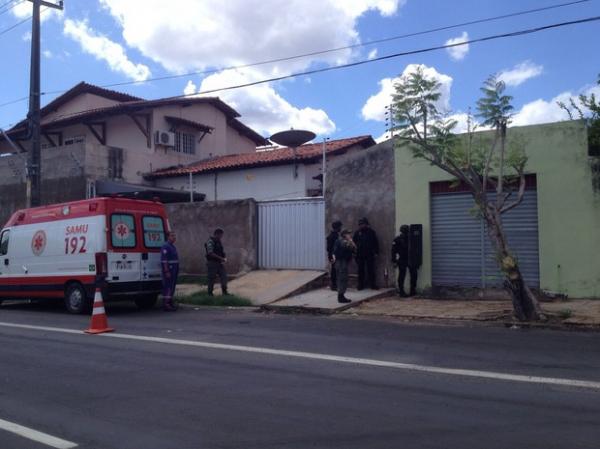 Homem com transtorno mental tem surto e faz a família refém em Teresina
