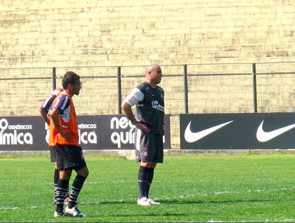 Em teste leve, Ronaldo faz gol, dá assistência e retorna contra Vitória