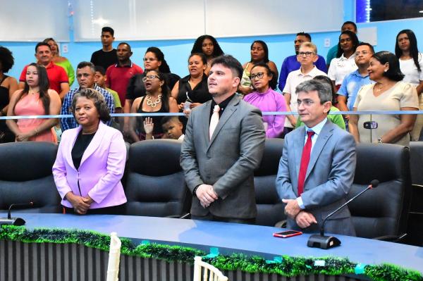 Vereadores de Floriano encerram o ano legislativo com sessão solene e homenagens.(Imagem:CMF)