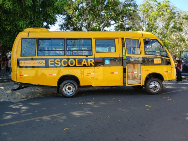 Prefeito Ant&ocirc;nio Reis entrega ve&iacute;culos e equipamentos para refor&ccedil;ar servi&ccedil;os p&uacute;blicos em Floriano.(Imagem:FlorianoNews)