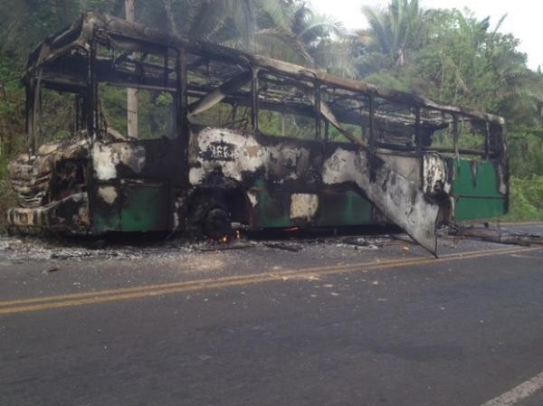 Ônibus é queimado durante protesto de passageiros em rodovia do Piauí