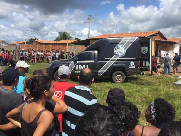 Corpo foi encontrado na casa do companheiro da v&iacute;tima. (Imagem: Kairo Amaral/TV Clube)