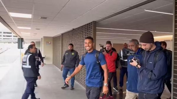 Samuel Lino desembarca no Rio de Janeiro para assinar com o Flamengo
