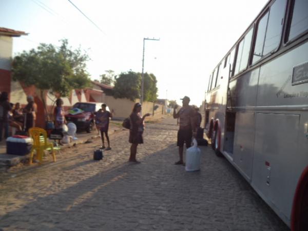 Devotos de Floriano e Bar&atilde;o de Graja&uacute; seguem em romaria rumo ao Canind&eacute;.(Imagem:FlorianoNews)