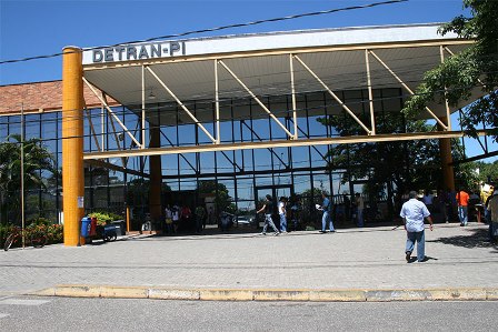 Quadrilha rouba documentos para fazer empréstimos e comprar carros