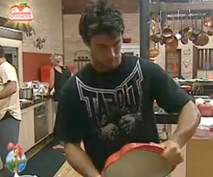 Peões preparam almoço e elogiam utensílios de cozinha