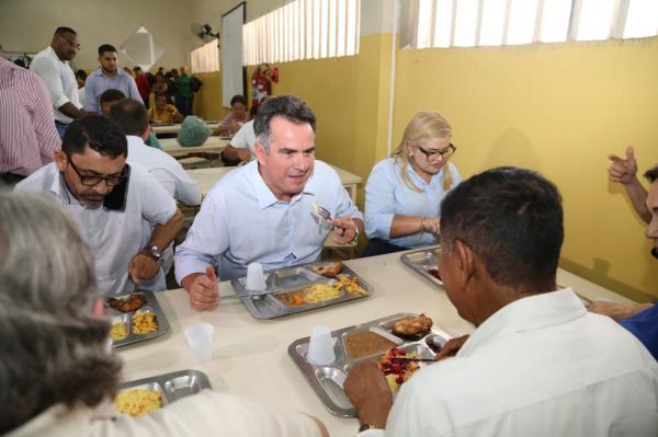  Ciro percorre ruas do Centro, tem contato com populares e almo&ccedil;a no Restaurante Popular(Imagem:Divulga&ccedil;&atilde;o)