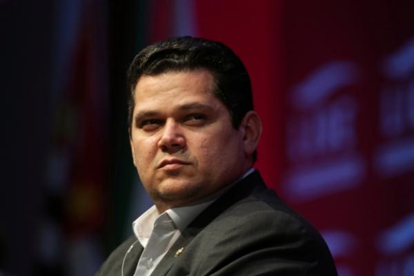 Errei, sim, manchei o seu nome - Davi Alcolumbre se achega a desafetos.(Imagem:REUTERS/Amanda Perobelli)
