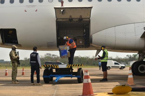 Novo lote de vacinas contra Covid-19 chegam ao Piauí e serão usadas para primeira e segunda doses