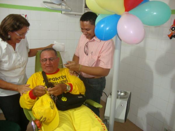 Amarelinho brincando durante a inaugura&ccedil;&atilde;o do gabinete odontologico da Apae(Imagem:reda&ccedil;&atilde;o)