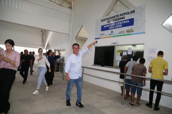 Ciro percorre ruas do Centro, tem contato com populares e almoça no Restaurante Popular