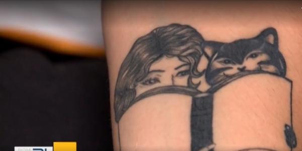 Tatuagem em homenagem ao animal que ajudou a superar o luto.(Imagem:Reprodu&ccedil;&atilde;o / TV Clube)