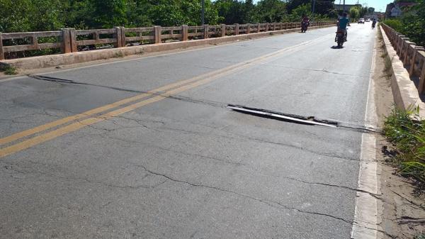 Moradores denunciam fissuras em cabeceira da ponte em Piracuruca