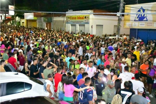  Arrast&atilde;o com Rubinho re&uacute;ne milhares de foli&otilde;es na primeira noite do Carnaval 2023.(Imagem:Secom)