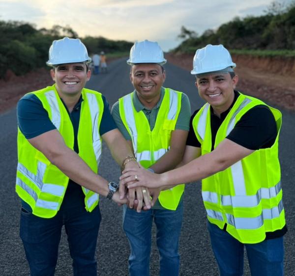 Deputado e prefeitos visitam obras da Rodovia Colônia - São Francisco