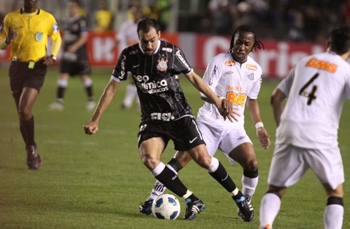 Corinthians empata com o Santos na Vila e volta à liderança do Brasileiro