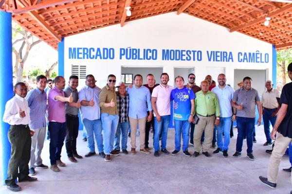 Vereadores participam de entregas do mercado p&uacute;blico e escola no Amolar.(Imagem:CMF)
